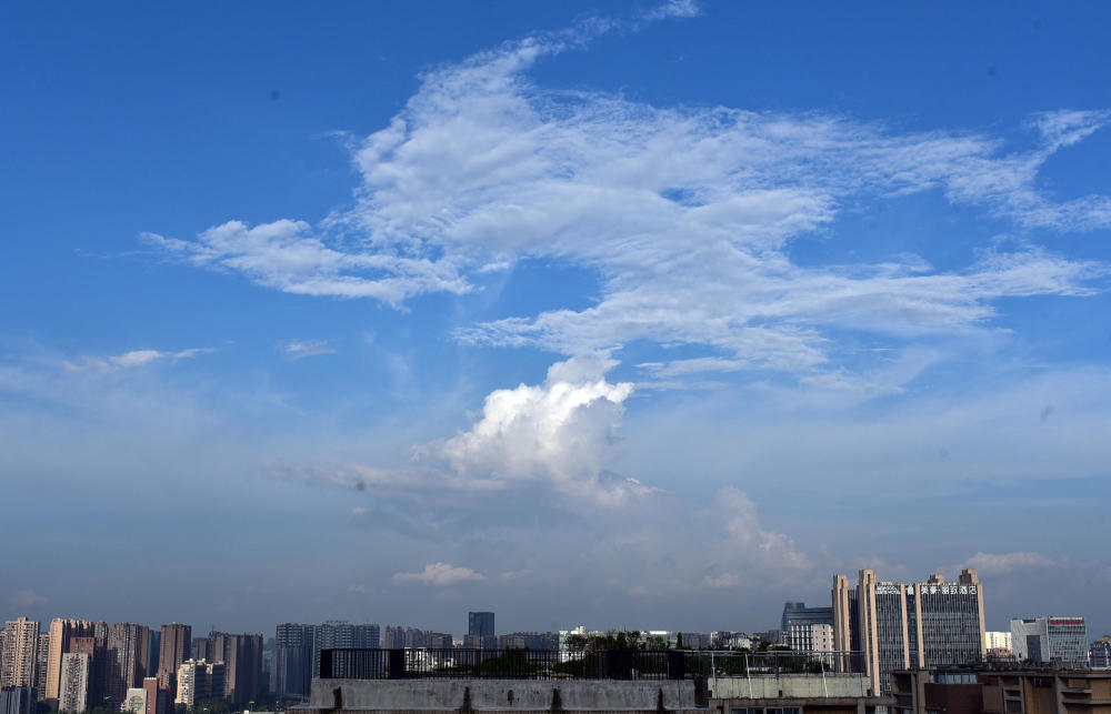 晴空万里,突然暴风雨……"近日,一首网红歌曲成了成都天气真实的写照