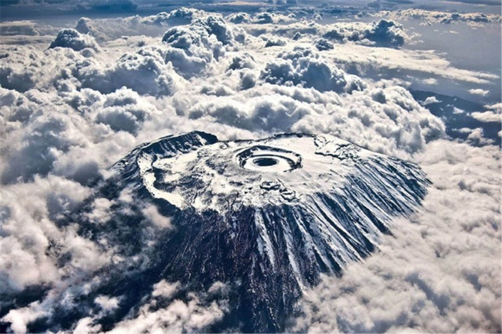 火山口 乞力马扎罗山基博峰顶有一个直径2400米,深200米的火山口,口