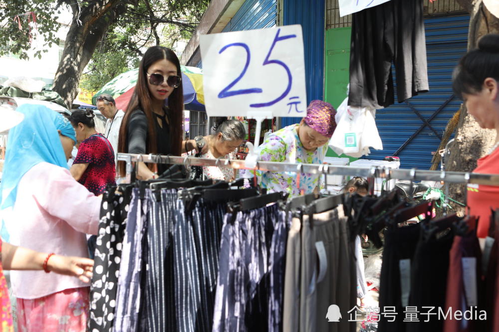 美女集市摆摊卖衣服 因颜值高摊位生意火爆