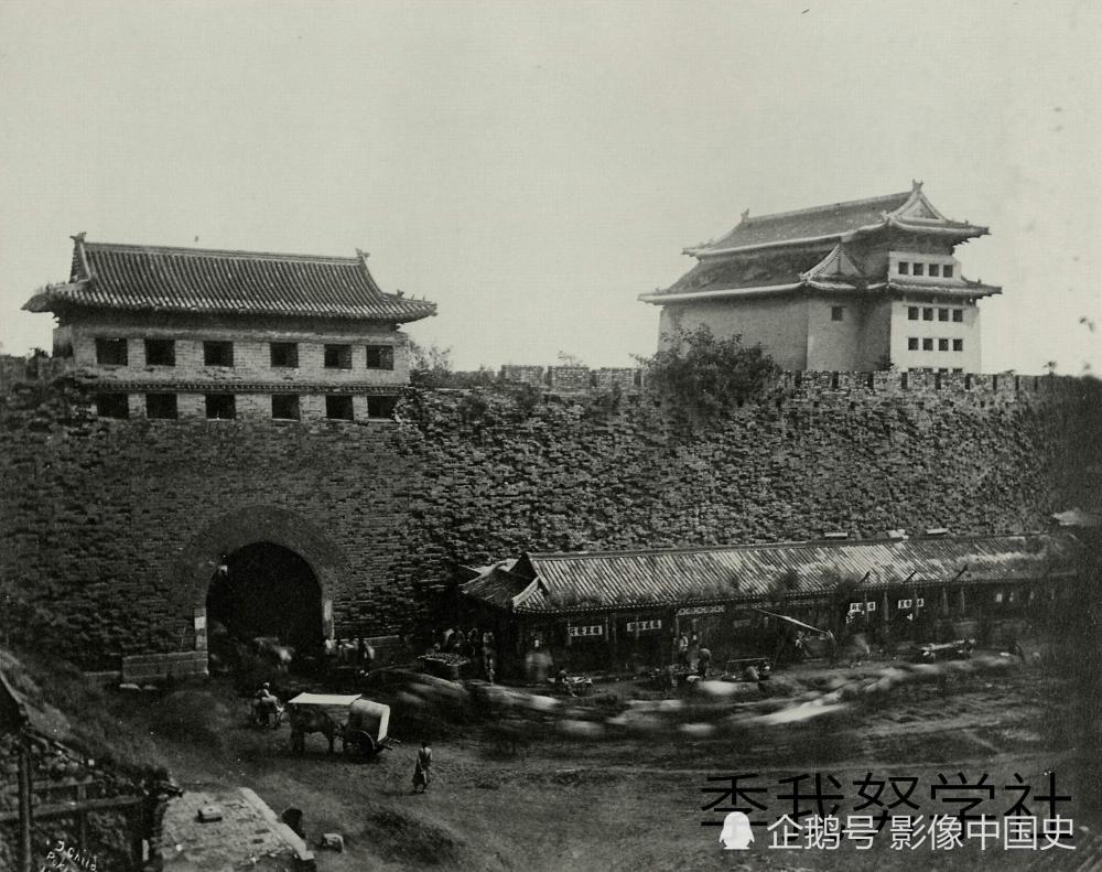 2.childe·thomas拍下的1880年北京城里人流穿梭的照片