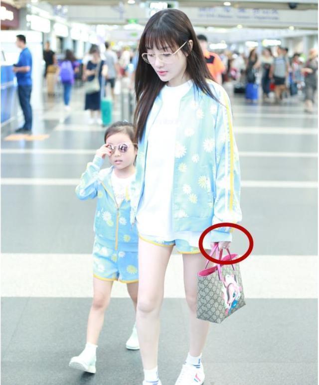李小璐携带甜馨频繁亮相!运动装潮范十足,这是打算要复出了吗?