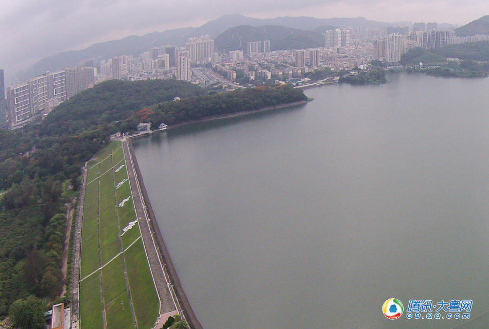 航拍深圳水库:为供港把江水抬高46米