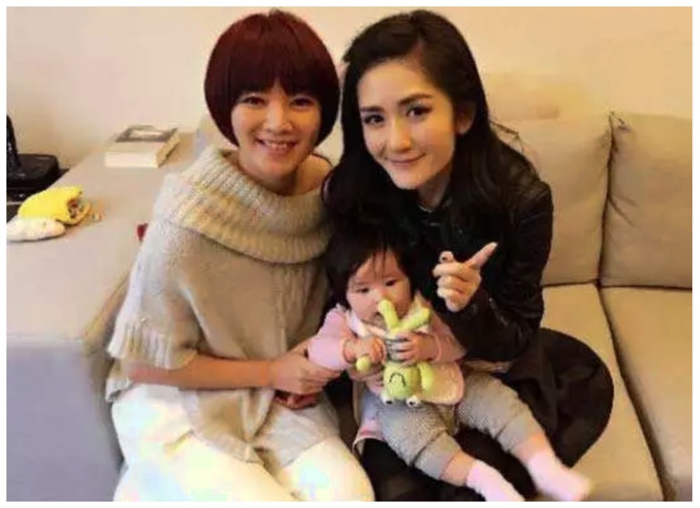 明星关系好不好,看孩子干爸干妈,而谢娜双胞胎的干妈是她
