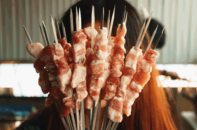 油脂的香味和孜然的味道不停地撩拨着鼻子,让人根本把持不住,只想大快