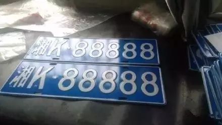 湖南省88888车牌都挂啥车,路虎奔驰法拉利,最牛的是辆