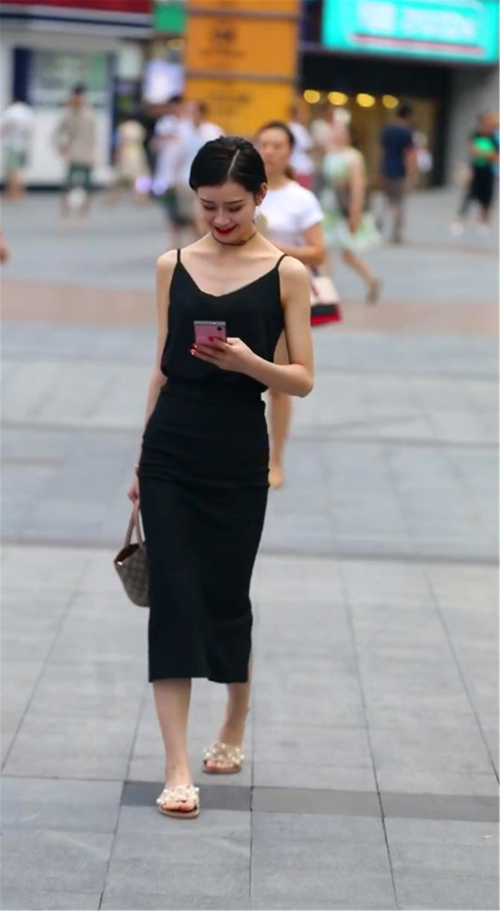 街拍:成都美女的完美身材,特别是第一位小姐姐膝盖太完美了!