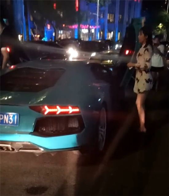 那时候在路上能遇到一辆奔驰s600,都是一件很让人激动的事情.
