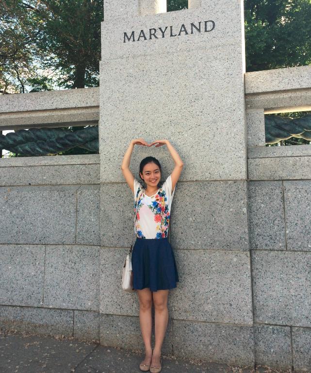 看不起病吃不饱饭 复旦女生为何要留学美国?