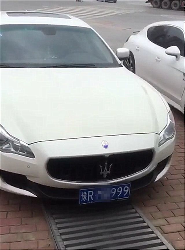 偶遇3辆跑车,2辆玛莎拉蒂一辆保时捷!网友看后称:车牌