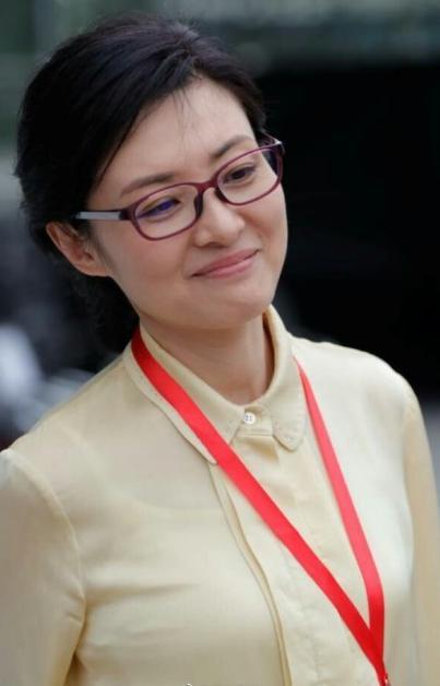 50岁周涛一家近照,老公追了她整整9年,网友:真有夫妻相