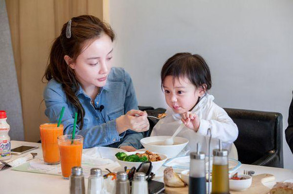 李小璐全家福被恶搞 怀中抱贾乃亮爱女甜馨拎