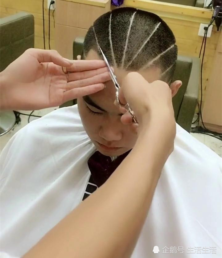 小伙子剃一个寸头,刻几道杠像疤痕,网友:花25块剪个250的发型