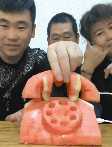 搞笑gif图:妹子,穿这么长的裙子真是太夸张,周围的人都在看你表演