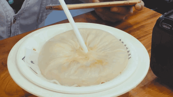 豆腐皮包子是《红楼梦》中一道美食.