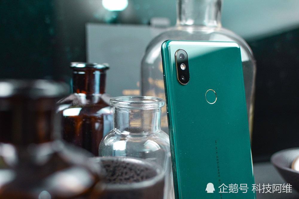 最罕见的翡翠色小米MIX2S开箱,原来陶瓷机身