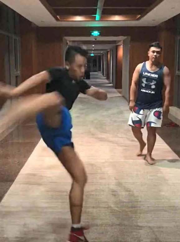 对着身旁肌肉男一顿操作,抖音男子健身后秀身手