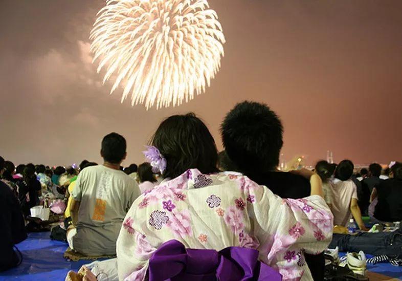 在恋爱的季节看一场美到哭的日本花火大会,才是夏日祭