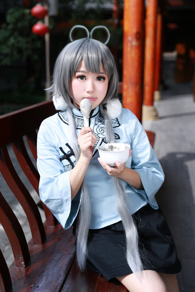小姐姐cosplay洛天依,阳光下吃芝麻糊,可爱又生动