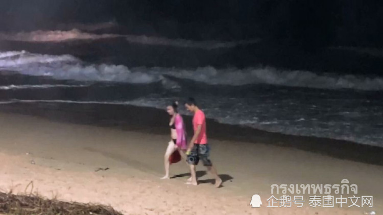 据悉,当天,该海滩附近海域的风浪都很大,所以工作人员已经在海滩上