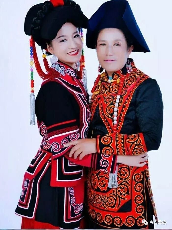 彝族母女合拍照,时光时光,妈妈是个大美人,你别伤害她