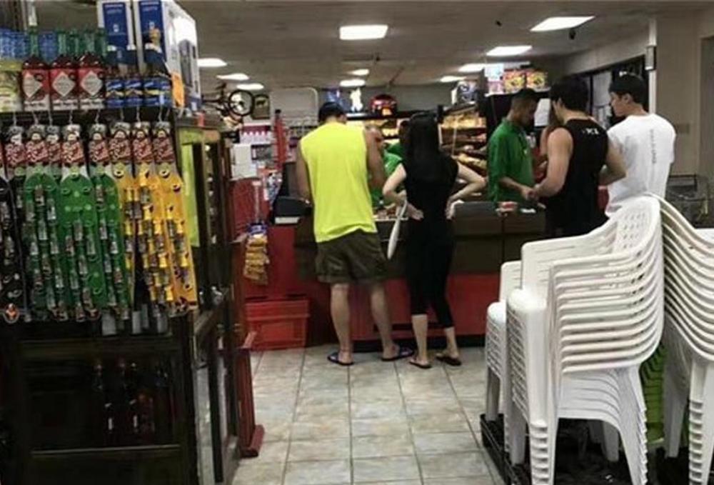 Rain带老婆金泰希度假，黄背心短裤穿越回《浪漫满屋》