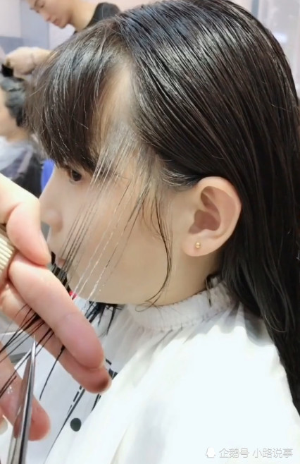纯真的小女孩理发,烫完头发老了几十岁 最后眼神好伤心
