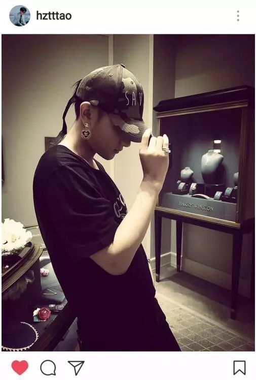 黄子韬ins晒买家秀,目前这枚单身尾戒300万起跳啊!
