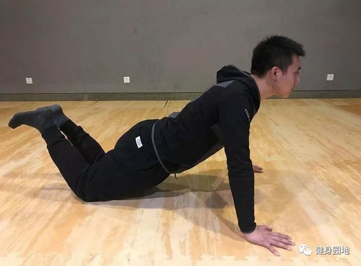 下斜俯卧撑:可以很好的训练上胸肌 