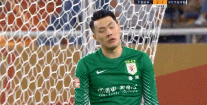 手抛球竟然脱手 表情也是忒尴尬了_体育