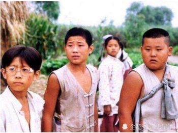 谢孟伟和妻子出游幸福晒娃，网友：小嘎子和爸爸好像复制粘贴