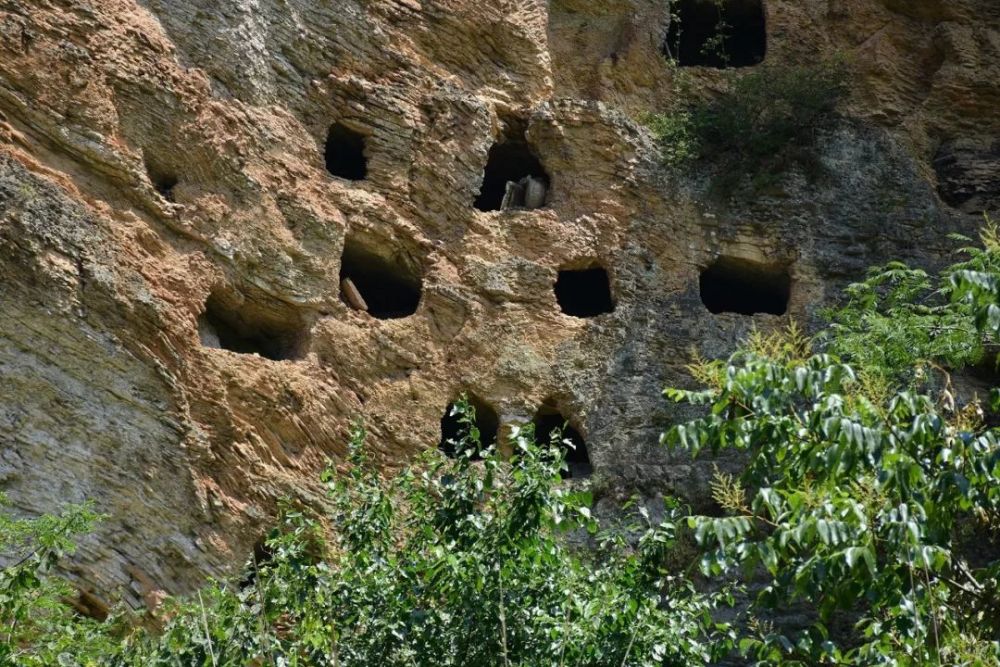 秭归磨坪悬棺:三峡地区最大最神秘的悬棺群