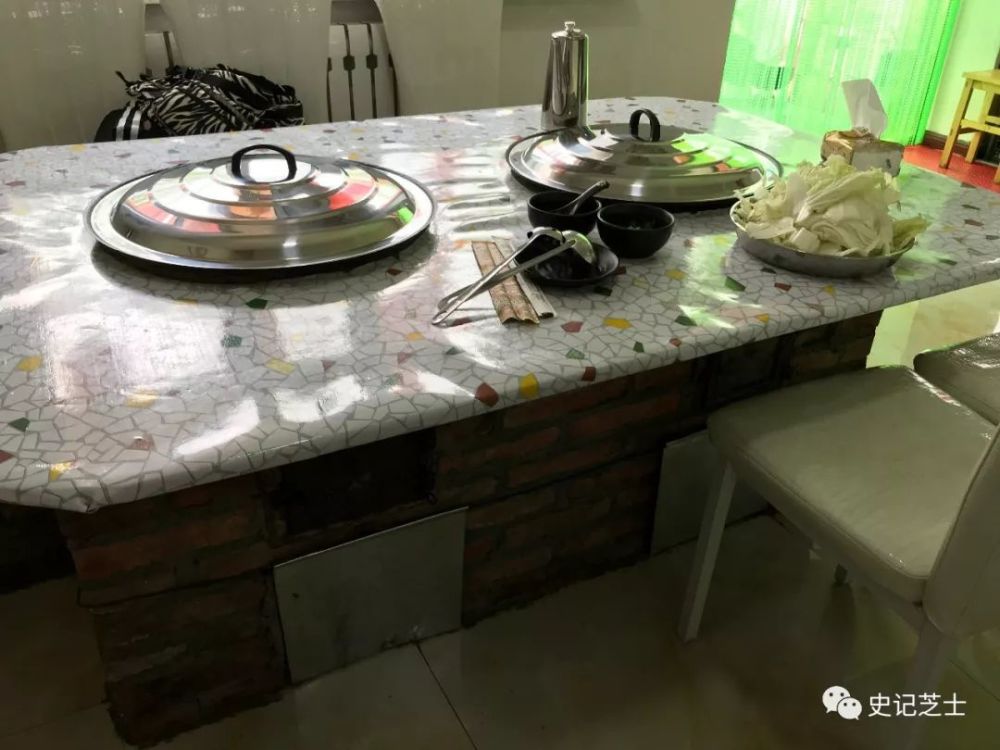 砖头砌起来的灶台,里面放了柴火在烧.