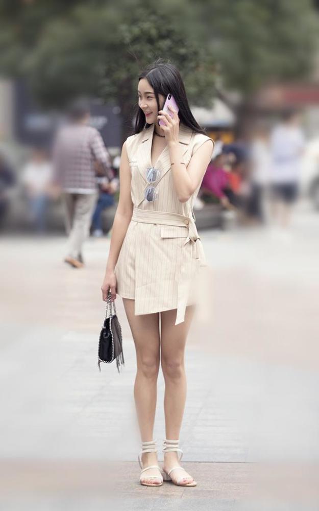 美女身穿时髦神秘又性感,透漏着时尚大气的美感