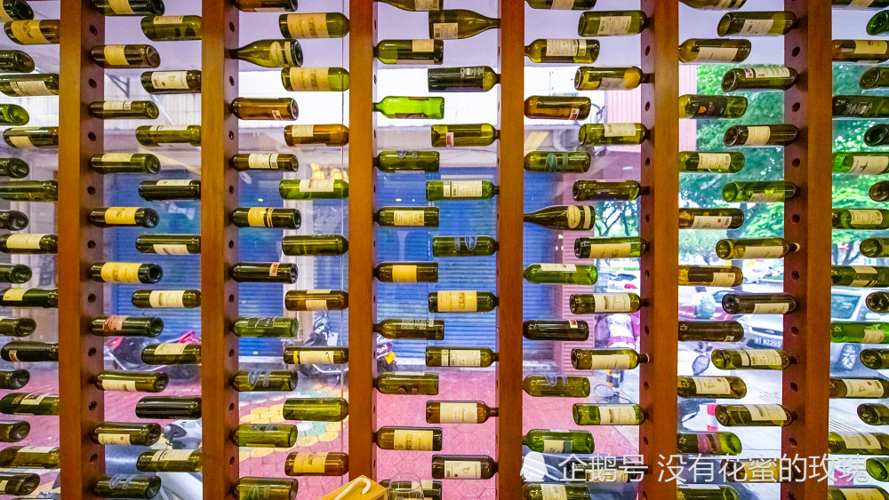 店里的特色酒瓶墙,全是用喝完的葡萄酒瓶堆砌而成,超多不同品种的葡萄