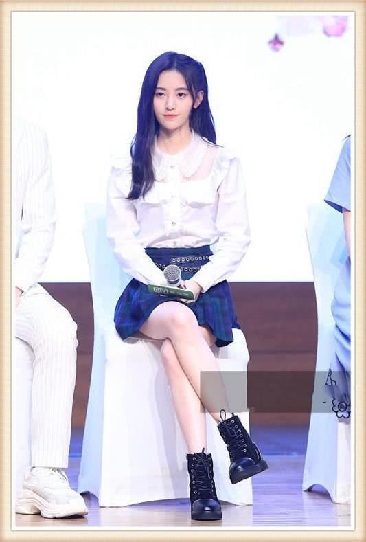鞠婧祎穿短裙出席活动,夹腿坐姿十分机智,引众人好评