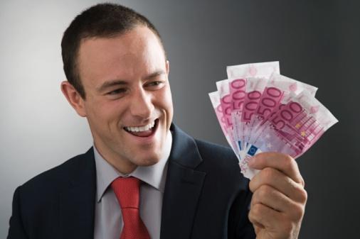 收到一家小公司的offer,但HR说工资一年一发,这