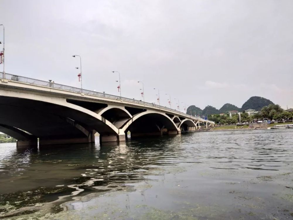 横跨漓江的解放桥