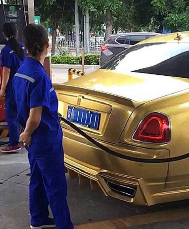 劳斯莱斯挂11111车牌,却遭加油工吐槽:没见过这么丑的