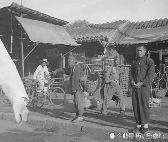 老照片:1935年老北京穷人街头生活,谁能想得到!