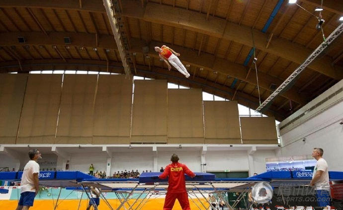 不靠颜值靠实力!董栋里约再争蹦床金牌_学生时