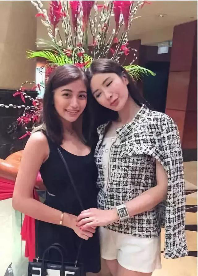 女儿20岁,和母亲蔡欣颖站在一起看起来像是姐妹.