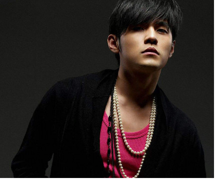 “大哥”成龙七夕凌晨为妻子写歌，周杰伦作曲！