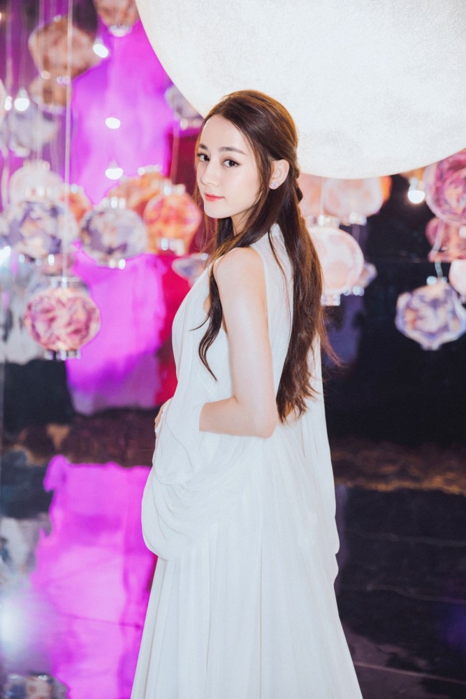 迪丽热巴一袭白纱裙现身活动,网友:是仙女本人没错了