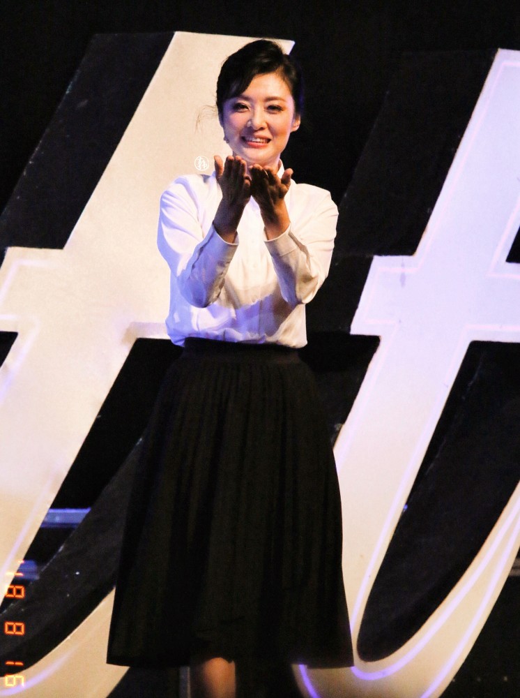 50岁周涛保养得太好了,在话剧饰演青春少女毫无违和感