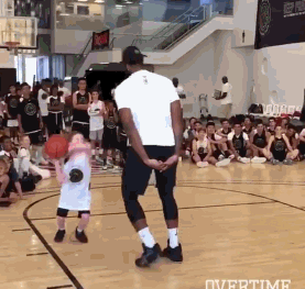 去你的篮球梦!nba球星花式虐小孩,庄神用头帽,库里成反面例子
