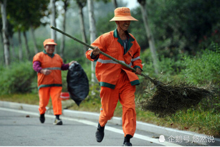 为何环卫检查员栽赃环卫工 ,故意街头扔烟头