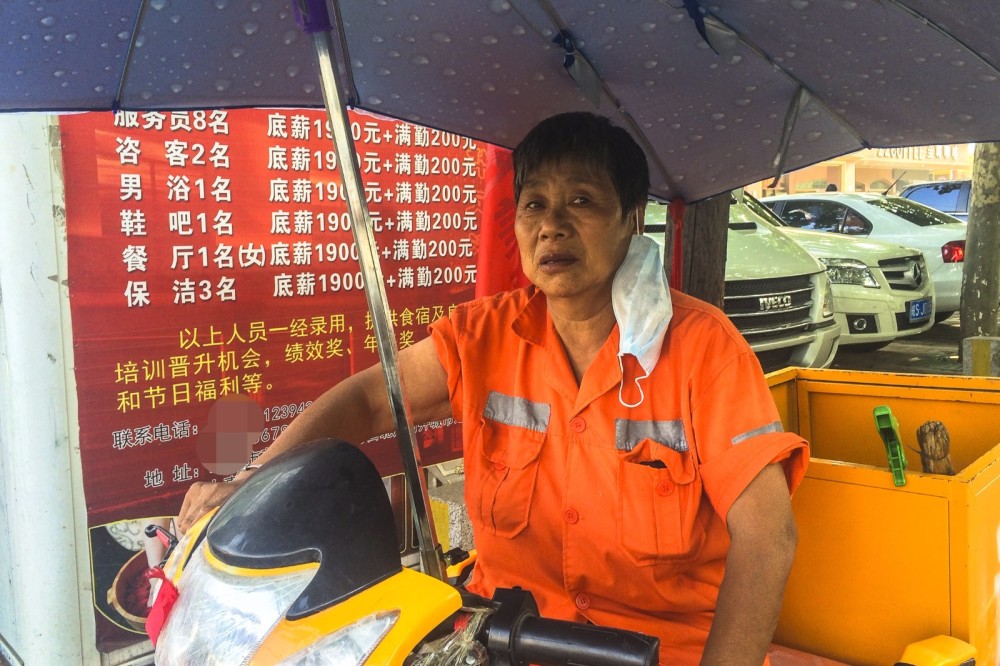 烈日下的环卫工 街角席地午休 都年过花甲