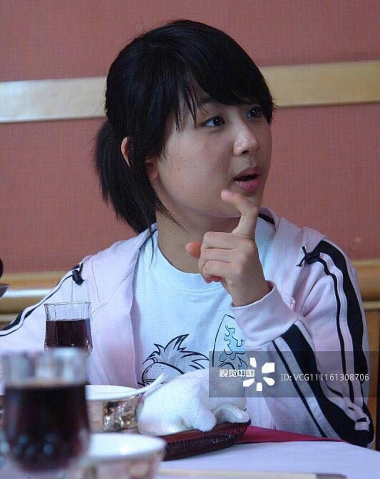 而《家有儿女》时期的杨紫大家就再熟悉不过了,俏皮的样子十分惹人