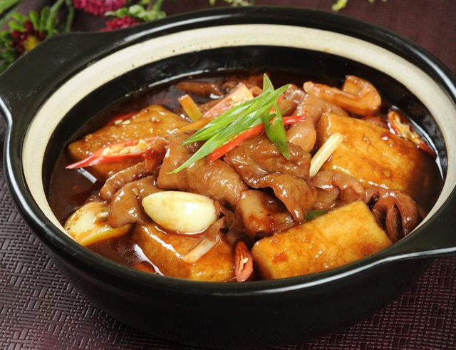 扬州这道重口味美食,将"臭豆腐,肥肠"两种极臭的食材结合在一起,谁敢