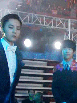 白敬亭看到偶像目不转睛,李易峰表现矜持,而最